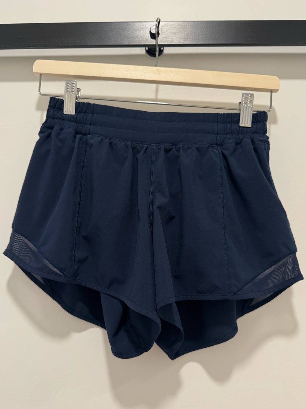 lululemon athletica | Hotty Hot Low-Rise Lined Short 2.5" | Size 6